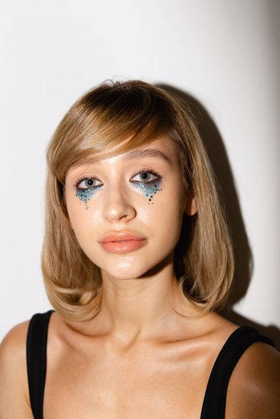 Πορτρέτο ενός όμορφου κοριτσιού με φυσικό δέρμα και μακιγιάζ τέχνης  - Φωτογραφία, εικόνα