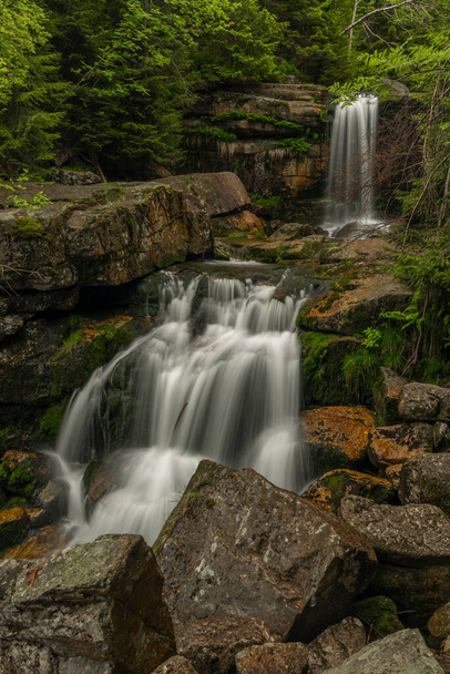 Wodospad Jedlova potoku w Górach Izerskich wiosną zachmurzone rano - Zdjęcie, obraz