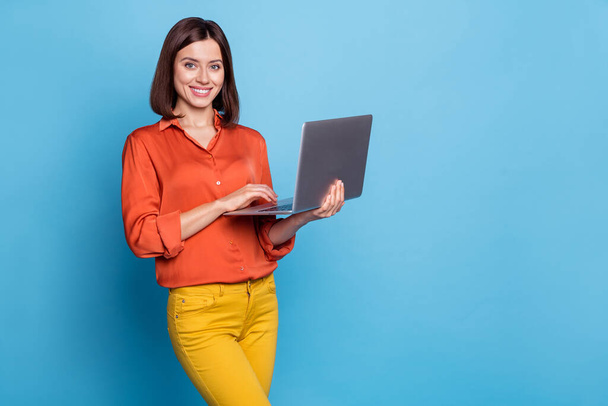 Kuva nuori nainen käyttää laptop projektin työpaja edustaja asiantuntija eristetty sininen väri tausta. - Valokuva, kuva