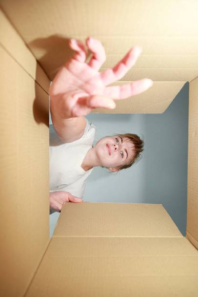 woman takes out of the box shipping - Zdjęcie, obraz