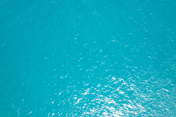 Vista aérea de la superficie del mar, vista de pájaro foto de olas azules y textura de la superficie del agua, fondo de mar turquesa Hermosa naturaleza Increíble vista fondo del paisaje marino - Foto, Imagen