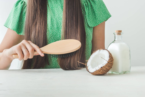 идеальный волос, заботясь с кокосовым маслом. Высокое качество фото - Фото, изображение