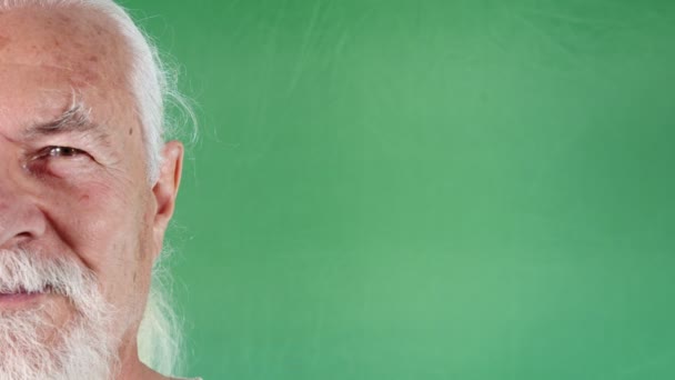 Biały brodaty staruszek uśmiechnięty - Materiał filmowy, wideo