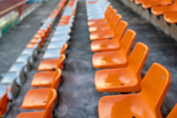Orangefarbene und weiße Stadien Amphitheater leere Plastiksitze - Foto, Bild