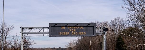 elektronická dálniční značka se zprávou Be Thankful for Sober Drivers - Fotografie, Obrázek