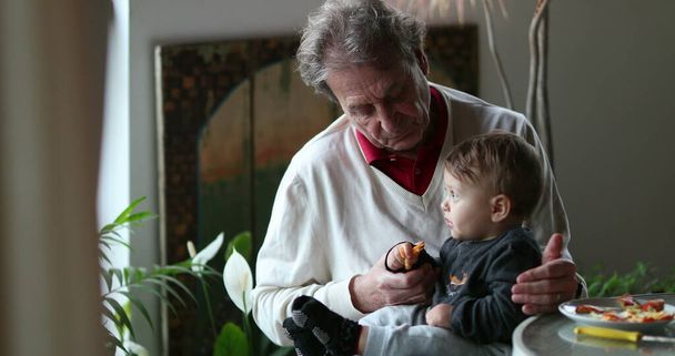 Nenucený upřímný dědeček s vnukem dítě na balkóně - Fotografie, Obrázek