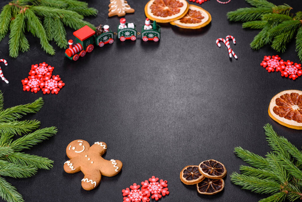家電製品、ジンジャーブレッド、木の枝や乾燥柑橘類の木とお祭りのクリスマステーブル。お祝いの準備 - 写真・画像