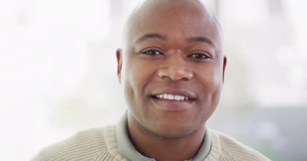 Πορτρέτο ενός ώριμου Αφροαμερικανού άνδρα με φωτεινό χαμόγελο και βαθιά λακκάκια που αναζητούν περιεχόμενο και προσοχή κατά φωτεινό φόντο copyspace. Χαρούμενος μαύρος άντρας με φυσικά λευκά και υγιή δόντια - Πλάνα, βίντεο
