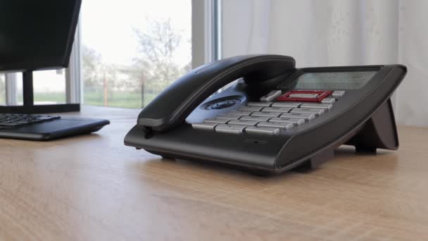 Am Schreibtisch eingehende Anrufe. Abholung des Festnetztelefons im Büro, Nahaufnahme - Filmmaterial, Video