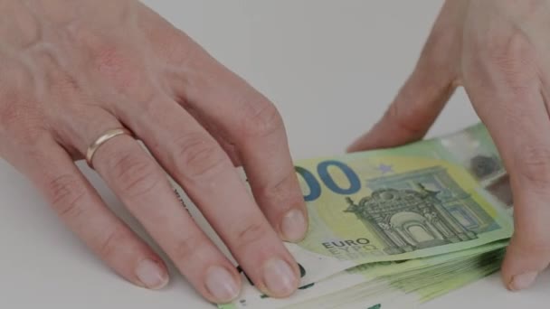 Cien billetes en euros en manos de una mujer. Primer plano..  - Metraje, vídeo