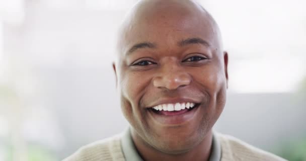 Retrato de un hombre afroamericano maduro con una sonrisa brillante y hoyuelos profundos mirando contenido y atento contra el fondo brillante del copyspace. Feliz hombre negro con risa blanca natural. - Imágenes, Vídeo