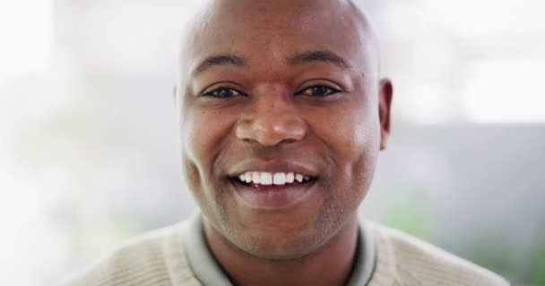 Πορτρέτο ενός ώριμου Αφροαμερικανού άνδρα με φωτεινό χαμόγελο και βαθιά λακκάκια που αναζητούν περιεχόμενο και προσοχή κατά φωτεινό φόντο copyspace. Χαρούμενος μαύρος άντρας με φυσικά λευκά και υγιή δόντια - Πλάνα, βίντεο