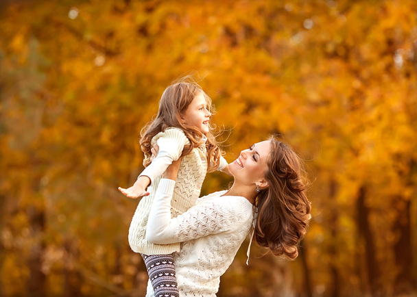 Young mother and her toddler girl have fun - Foto, Bild