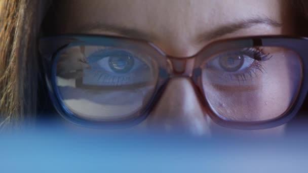 4k video footage of a young woman wearing glasses and using a digital tablet. - Video, Çekim