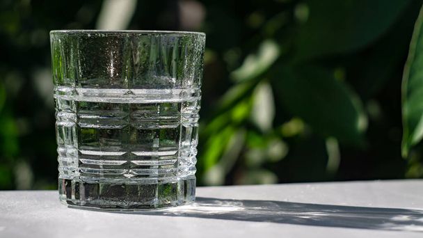 close-up glas water op tafel - Foto, afbeelding