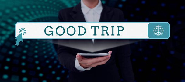 Tekstbord met Good Trip, Concept betekent een reis of reis, gerund per boot, trein, bus, of een soort voertuig Zakenman in pak met notitieblok symboliseert succesvol teamwerk. - Foto, afbeelding