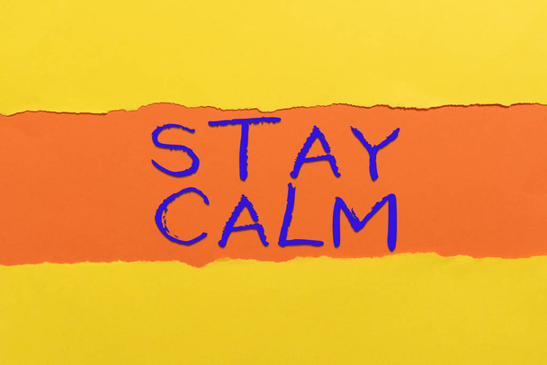 Znak tekstowy pokazujący Stay Calm, Word for Utrzymać w stanie płynnego ruchu nawet pod ciśnieniem -47899 - Zdjęcie, obraz