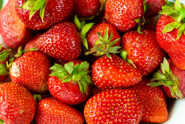 Rote Erdbeeren mit sichtbaren Details. Hintergrund oder Textur - Foto, Bild