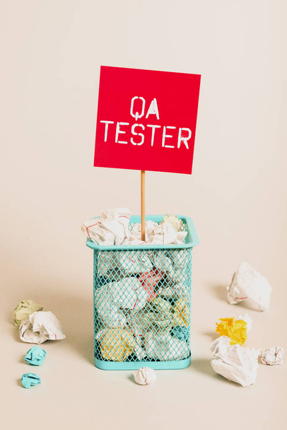 Légende du texte présentant Qa Tester, Word pour l'assurance qualité d'un projet en cours avant la mise en œuvre -47800 - Photo, image