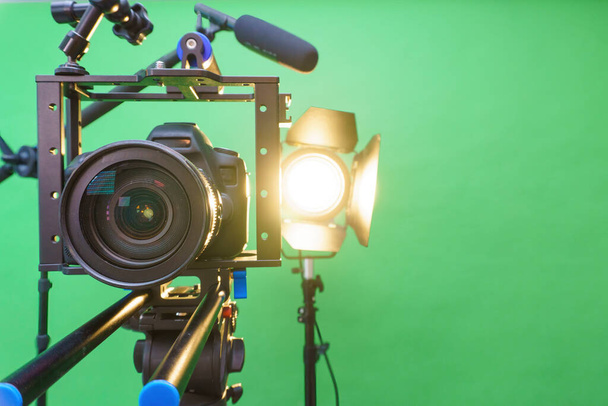Filmowanie z mikrofonem, światłami i zielonym ekranem - Zdjęcie, obraz