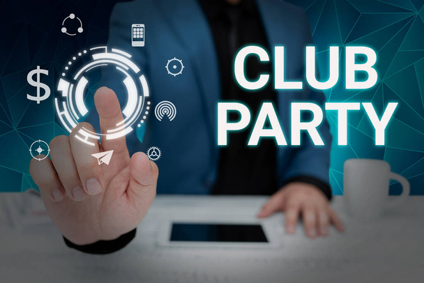 Inspiráló szöveg Club Party, Üzleti áttekintés társadalmi összejövetel egy olyan helyen, amely informális, és lehet inni Lady öltönyben felfelé mutató képviselő innovatív gondolkodás. - Fotó, kép