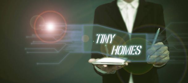 Begriffliche Bildunterschrift: Tiny Homes, ein Wort, das auf Häuser geschrieben wird, besteht aus nur einem oder zwei Räumen und einem kleinen Eingangsbereich.. - Foto, Bild