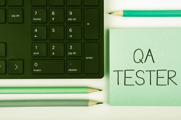 Wyświetlacz koncepcyjny Qa Tester, Przegląd biznesowy Zapewnienie jakości trwającego projektu przed wdrożeniem Klawiatury komputerowej i symbolu informatycznego.Medium informacyjne do komunikacji. - Zdjęcie, obraz