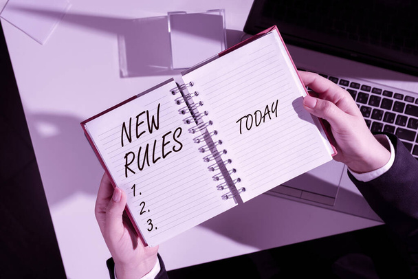 Εγγραφείτε με την εμφάνιση Νέοι κανόνες, Επιχειρηματική έννοια Μια κατάσταση της αλλαγής ενός iplemented πολιτική για την καλύτερη αναβάθμιση -47266 - Φωτογραφία, εικόνα
