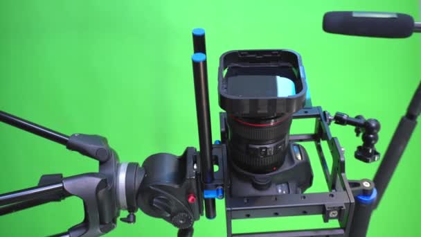 Κινηματογράφηση που έχει συσταθεί με ένα μικρόφωνο, φώτα και μια πράσινη οθόνη - Πλάνα, βίντεο
