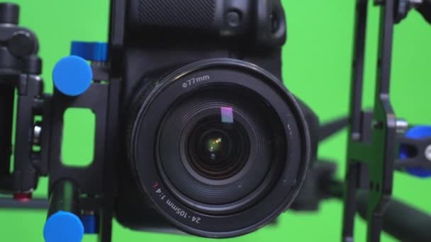 Filmowanie z mikrofonem, światłami i zielonym ekranem - Materiał filmowy, wideo