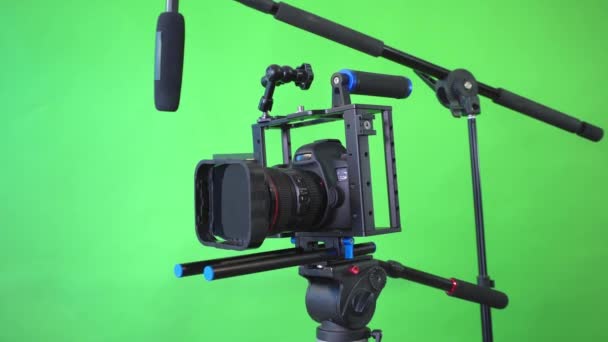 Κινηματογράφηση που έχει συσταθεί με ένα μικρόφωνο, φώτα και μια πράσινη οθόνη - Πλάνα, βίντεο