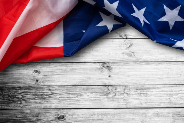 Αμερικανική Σημαία για την Αμερική 4η Ιουλίου Εορτασμός πάνω από ένα λευκό ξύλινο ρουστίκ φόντο για τον εορτασμό της Ημέρας Ανεξαρτησίας της Αμερικής. Εικόνα τραβηγμένη από πάνω. - Φωτογραφία, εικόνα