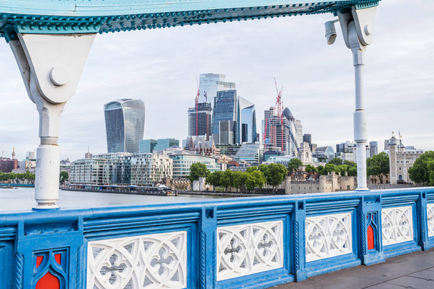 Dzielnica finansowa Londynu (znana jako Square Mile) otoczona barwną strukturą Tower Bridge, przejętą w maju 2022 r.. - Zdjęcie, obraz