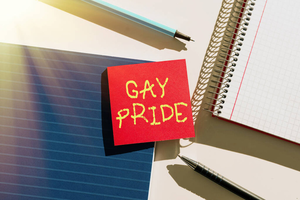 Teksti merkki osoittaa Gay Pride, Business showcase Arvokkuus idyllinen, joka kuuluu joko mies tai Lady piirustus Brainstorming Uusia ratkaisuja Ympäröivät kysymysmerkit - Valokuva, kuva