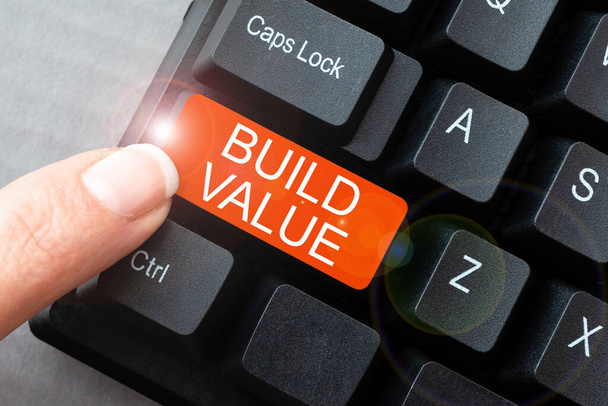 Kézírás jel Build Value, Word for efficient enough way that it will create profit after cost Lady in suit holding pen szimbolizálja sikeres csapatmunka eredmények. - Fotó, kép