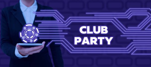 Käsiala teksti Club Party, Käsitteellinen valokuva sosiaalinen kokoontuminen paikassa, joka on epävirallinen ja voi olla juomia Liikemies puku tilalla tabletti symboloi menestyksekästä tiimityötä. - Valokuva, kuva