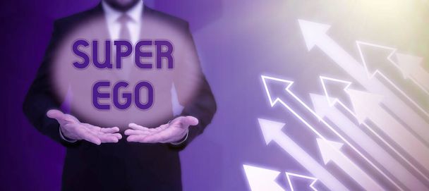 Koncepciós felirat Super Ego, Internet Concept Minden olyan személy énje vagy énje, aki az egész lelkét felruházza Üzletemberrel, zászlót lengetve a járműversenyzésből a sikeres jövő felé. - Fotó, kép