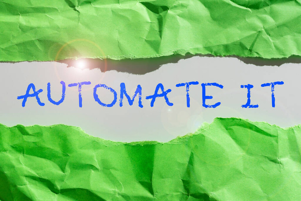 Kirjoittaminen näyttää tekstin Automate It, Business lähestymistapa muuntaa prosessi tai laitos voidaan käyttää automaattisia laitteita. Man Holding Screen matkapuhelimen Näytetään Futuristic Technology. - Valokuva, kuva