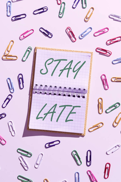 Τίτλος κειμένου που παρουσιάζει Stay Late, Business showcase Μια ρουτίνα στην οποία ένα άτομο πηγαίνει κάπου εκτός χρόνου -47366 - Φωτογραφία, εικόνα