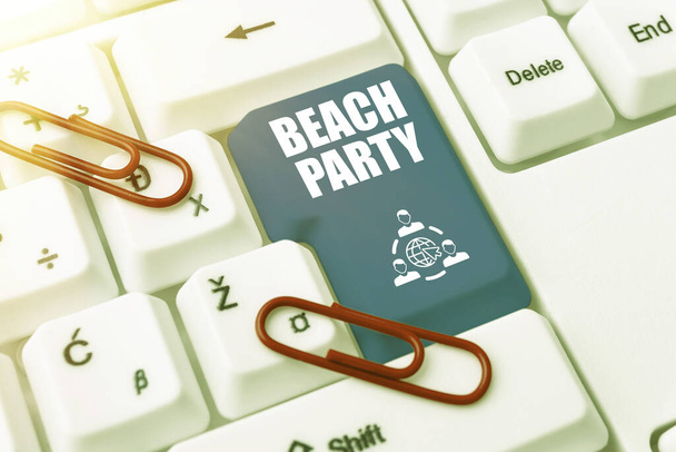 Segnaletica di visualizzazione Beach Party, approccio commerciale piccolo o grande festival tenutosi sulle rive del mare di solito indossa bikini Lady in giacca e cravatta che tiene penna simboleggiando successi di lavoro di squadra. - Foto, immagini