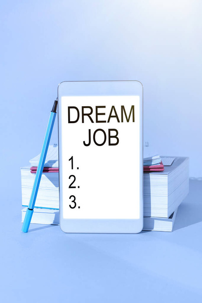 Konzeptionelle Anzeige Traumjob, Wort geschrieben auf eine Handlung, die durch Gehalt bezahlt wird und Ihnen Glück gibt Plain Whiteboard mit Handzeichnung Leitfaden für Schritte über den Globus. - Foto, Bild