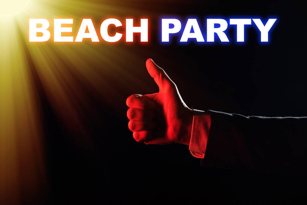 Texte inspirant Beach Party, Internet Concept petit ou grand festival organisé sur les rives de la mer portant habituellement un bikini Homme d'affaires en costume tenant la paume ouverte symbolisant le travail d'équipe réussi. - Photo, image