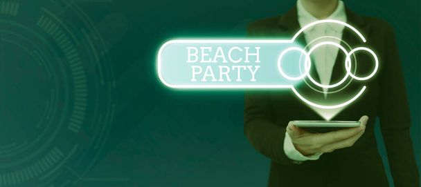 Segno di testo che mostra Beach Party, Business vetrina piccolo o grande festival tenutosi sulle rive del mare di solito indossa bikini Uomo d'affari in giacca e cravatta con palmo aperto che simboleggia il lavoro di squadra di successo. - Foto, immagini