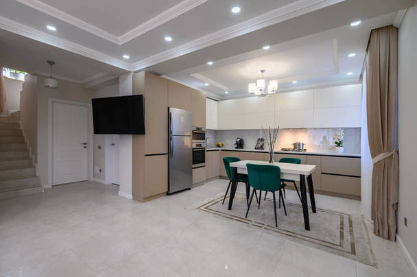 Moderne classique blanc et beige cuisine luxueuse avec salle à manger dans studio intérieur - Photo, image