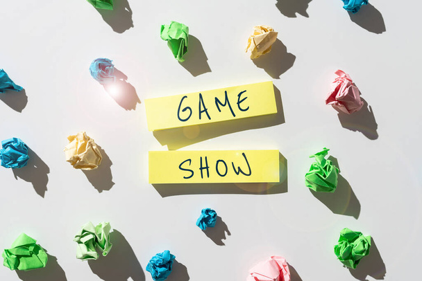 Conceptual caption Game Show, Business showcase Program televízióban vagy rádióban olyan játékosokkal, akik nyereményeket nyernek Plakát, monetáris szimbólumokkal díszítve, amelyek az alkalmazottak pontosságát mutatják. - Fotó, kép