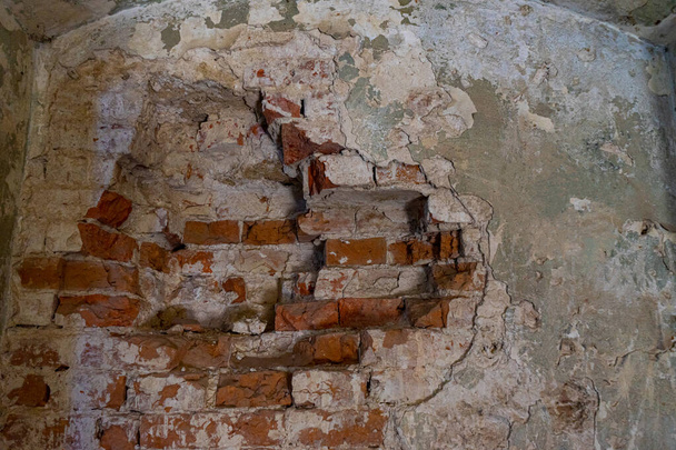 Muralla destruida en un antiguo edificio de ladrillo rojo. - Foto, imagen