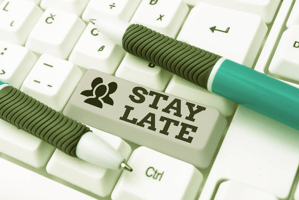 Texto conceptual Stay Late, Business overview Una rutina en la que una persona va a algún lugar fuera de tiempo -49087 - Foto, imagen