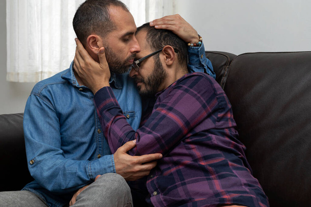Opravdový pár latinskoamerických mužů sdílí vztah s láskou. Objímají se s láskou. Pojem sexuální rozmanitosti - Fotografie, Obrázek