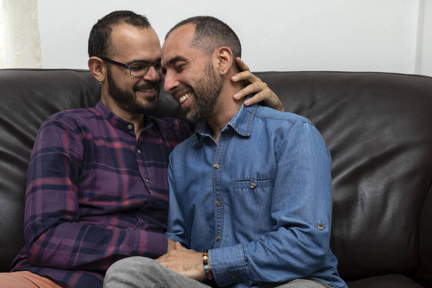 Pareja real de hombres latinoamericanos sonríen y se sienten enamorados. Concepto de diversidad sexual - Foto, imagen