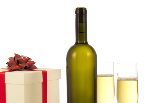 Вид на бокал белого вина с подарочной коробкой с орнаментами
 - Фото, изображение